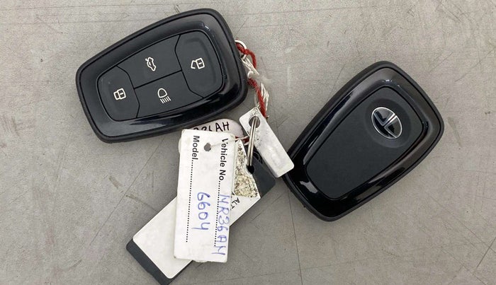 2020 Tata ALTROZ XT PETROL, Petrol, Manual, 16,706 km, Key Close Up