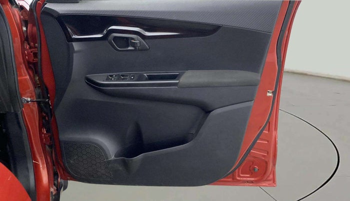 2018 Mahindra KUV 100 NXT K8 P 6 STR, CNG, Manual, 19,907 km, Driver Side Door Panels Control