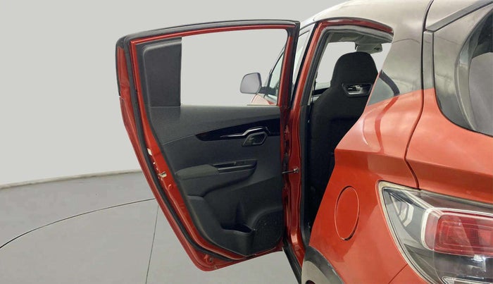 2018 Mahindra KUV 100 NXT K8 P 6 STR, CNG, Manual, 19,907 km, LHS Rear Door