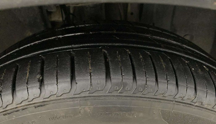 2022 Renault TRIBER RXZ AMT, Petrol, Automatic, 8,379 km, Right Front Tyre Tread
