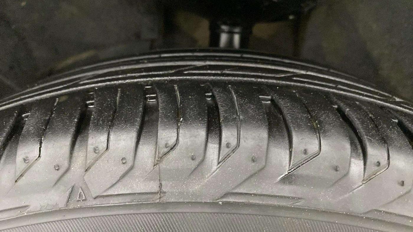 2013 Renault Duster 85 PS RXL DIESEL, Diesel, Manual, 87,338 km, Left Front Tyre Tread