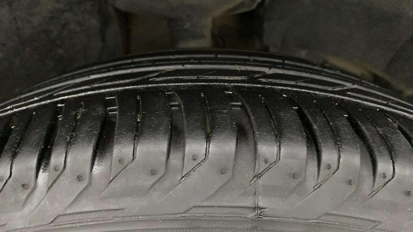 2013 Renault Duster 85 PS RXL DIESEL, Diesel, Manual, 87,338 km, Right Front Tyre Tread