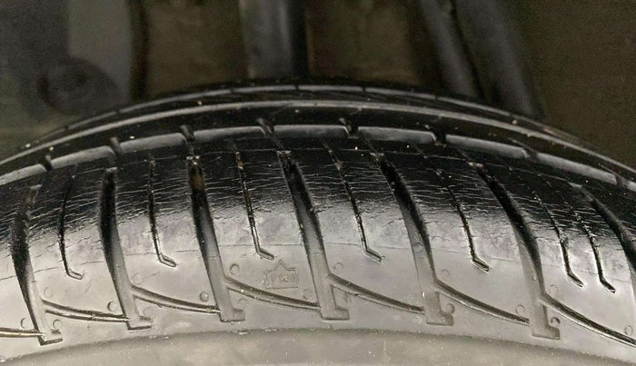 2013 Renault Duster 85 PS RXL DIESEL, Diesel, Manual, 87,338 km, Right Rear Tyre Tread