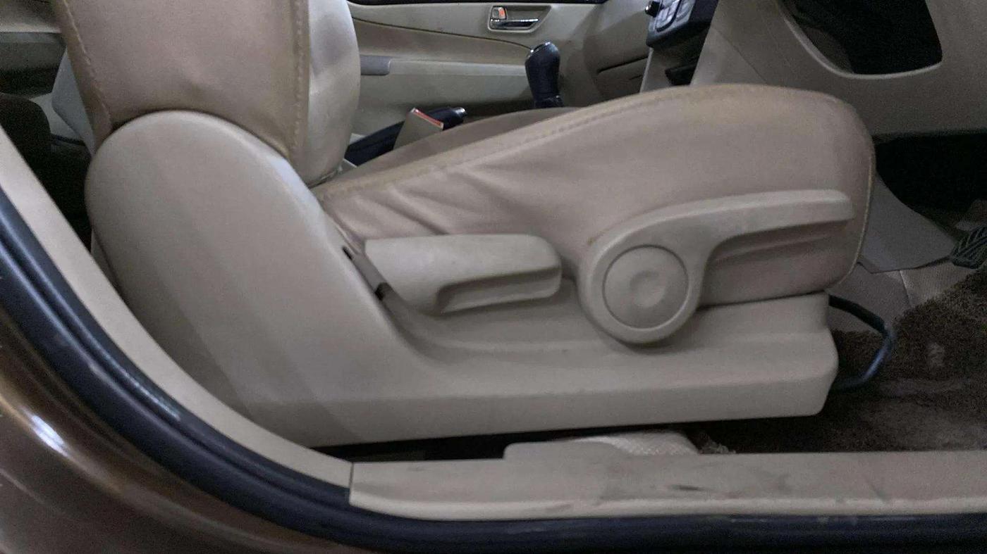2017 Maruti Ciaz DELTA 1.4 MT PETROL, Petrol, Manual, 35,699 km, Driver Side Adjustment Panel