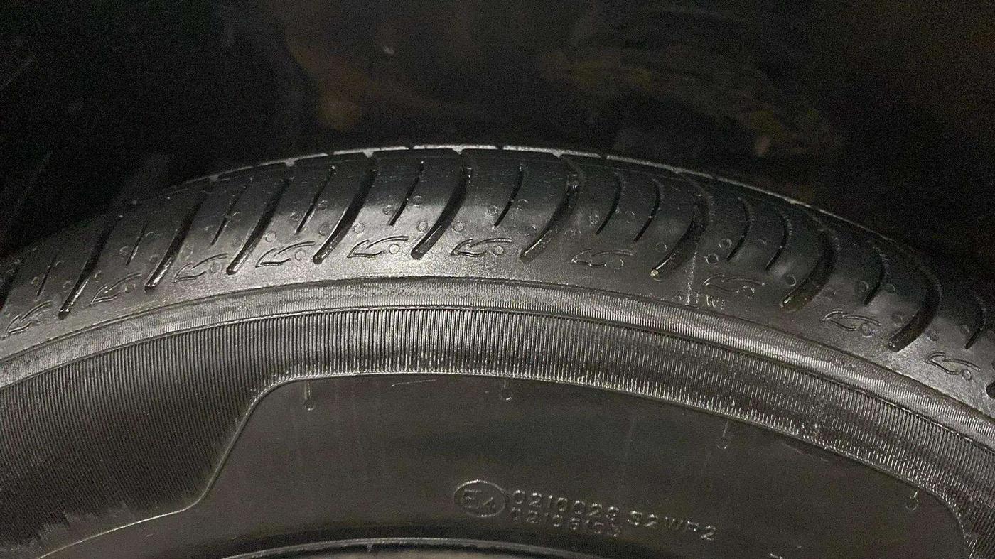 2017 Maruti Ciaz DELTA 1.4 MT PETROL, Petrol, Manual, 35,699 km, Left Front Tyre Tread