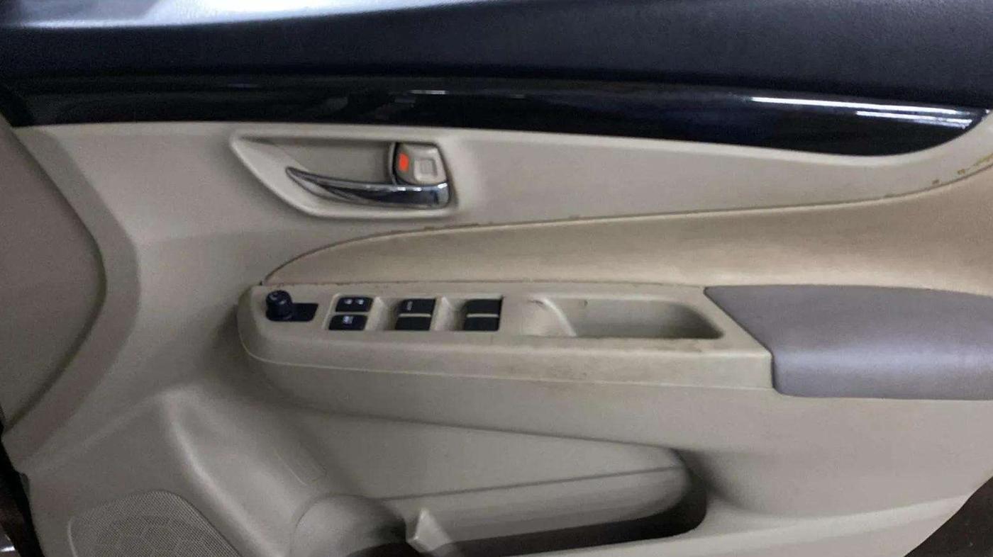 2017 Maruti Ciaz DELTA 1.4 MT PETROL, Petrol, Manual, 35,699 km, Driver Side Door Panels Control