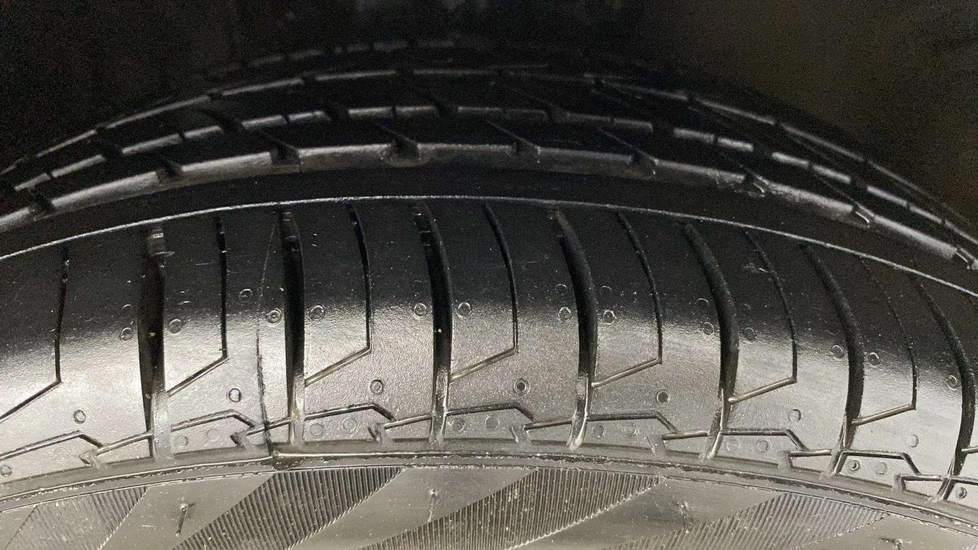 2020 Volkswagen Polo HIGHLINE PLUS 1.0, Petrol, Manual, 35,056 km, Right Front Tyre Tread