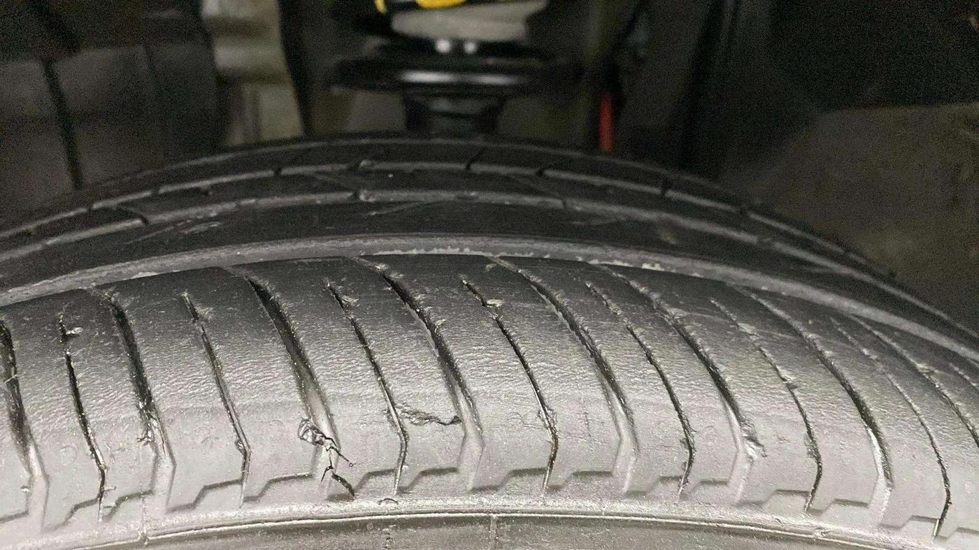 2023 Nissan MAGNITE XV MT, Petrol, Manual, 30,593 km, Left Front Tyre Tread