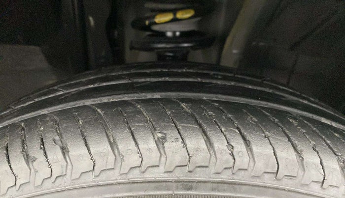 2023 Nissan MAGNITE XV MT, Petrol, Manual, 30,593 km, Right Front Tyre Tread