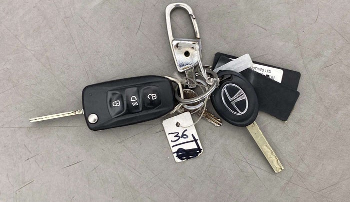 2020 Tata Tiago XT PETROL, CNG, Manual, 83,956 km, Key Close Up