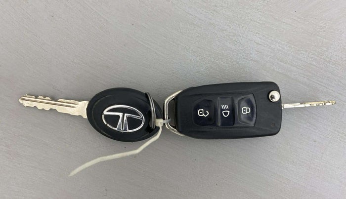 2017 Tata Tiago XZ PETROL, Petrol, Manual, 29,777 km, Key Close Up