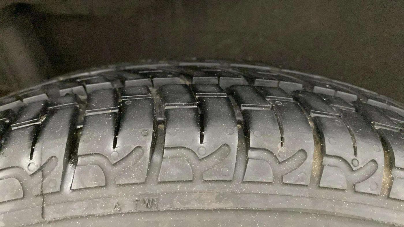 2016 Maruti Wagon R 1.0 VXI, Petrol, Manual, 8,632 km, Right Rear Tyre Tread