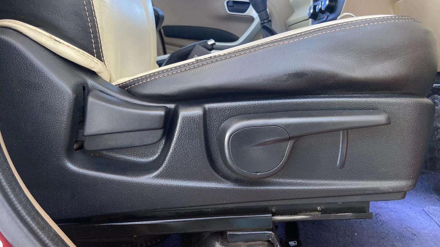2018 Mahindra TUV300 T10, Diesel, Manual, 66,917 km, Driver Side Adjustment Panel