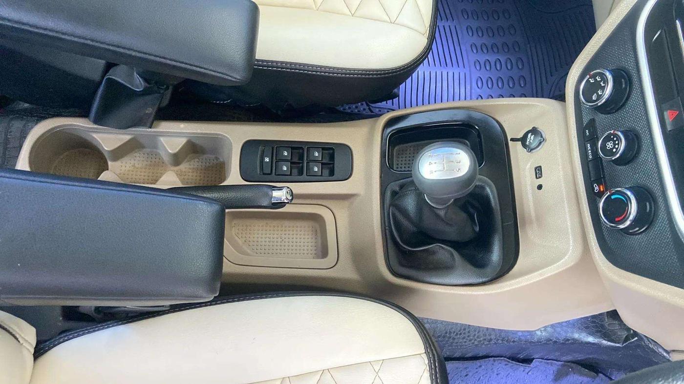 2018 Mahindra TUV300 T10, Diesel, Manual, 66,917 km, Gear Lever