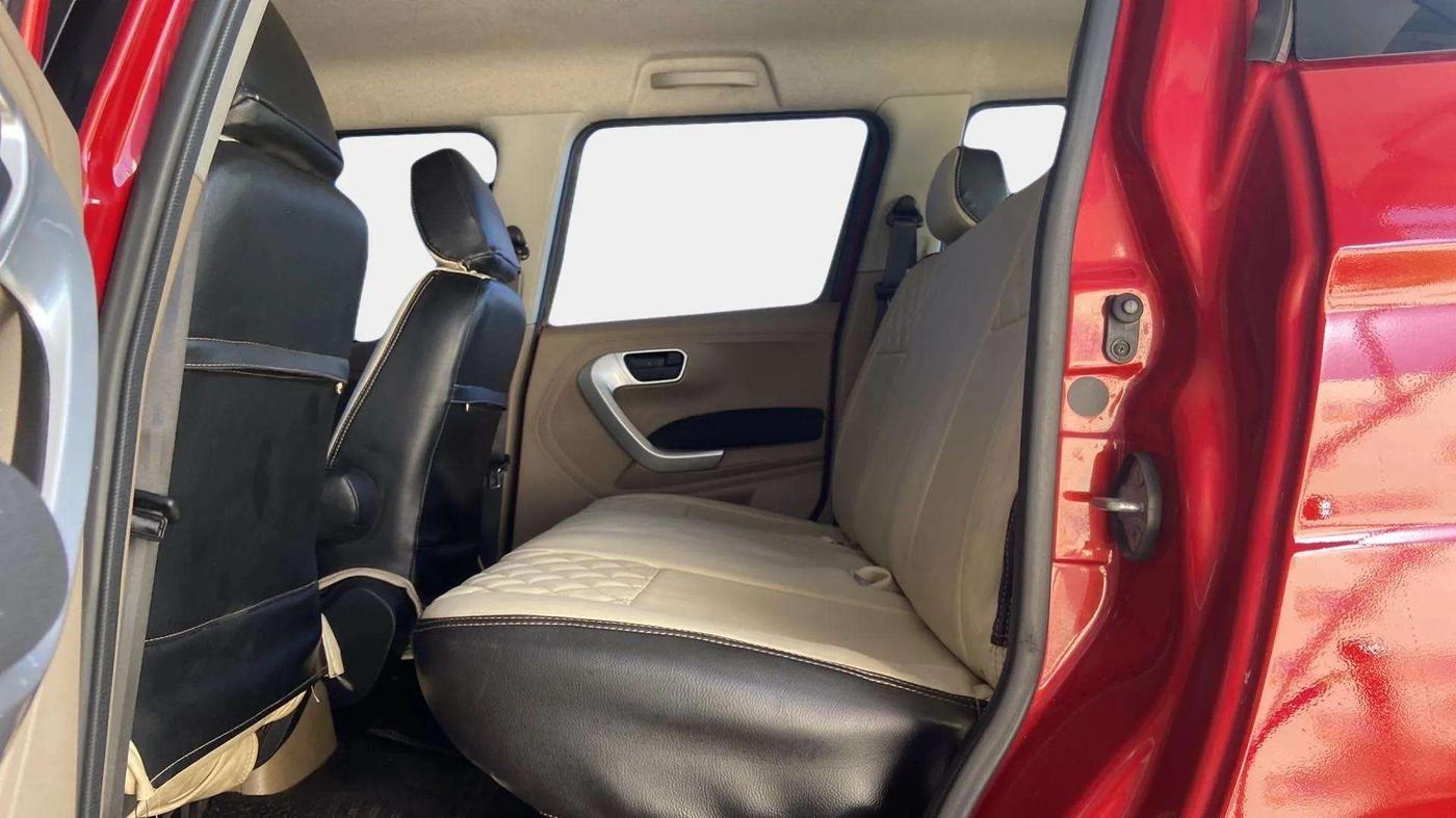 2018 Mahindra TUV300 T10, Diesel, Manual, 66,917 km, Right Side Rear Door Cabin