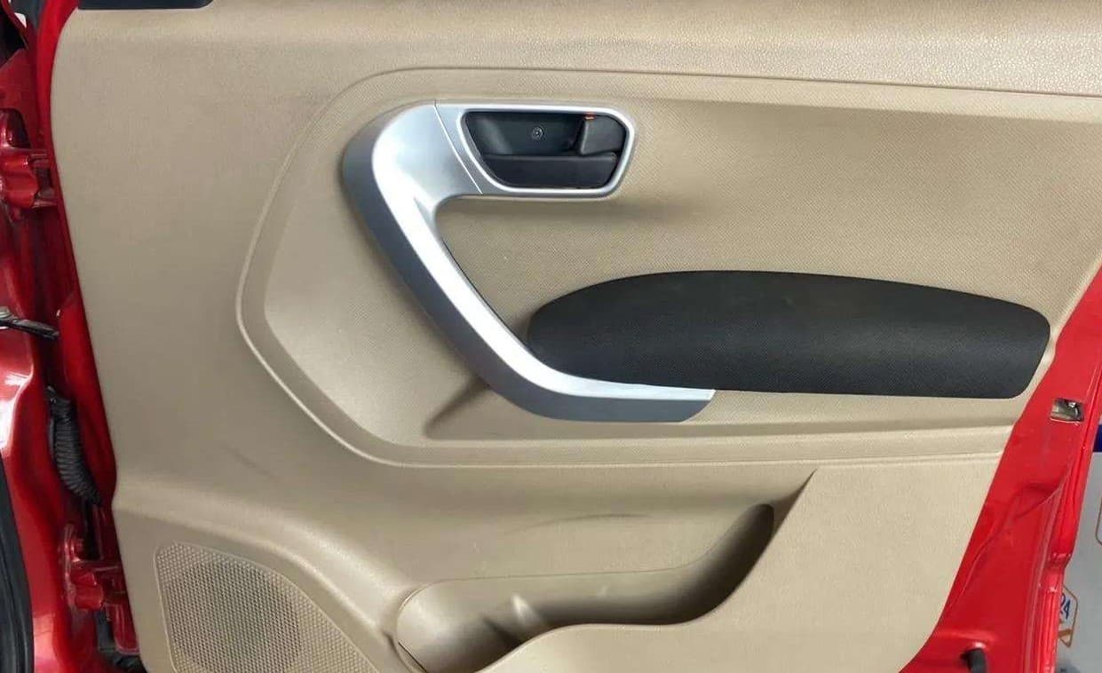 2018 Mahindra TUV300 T10, Diesel, Manual, 66,917 km, Driver Side Door Panels Control