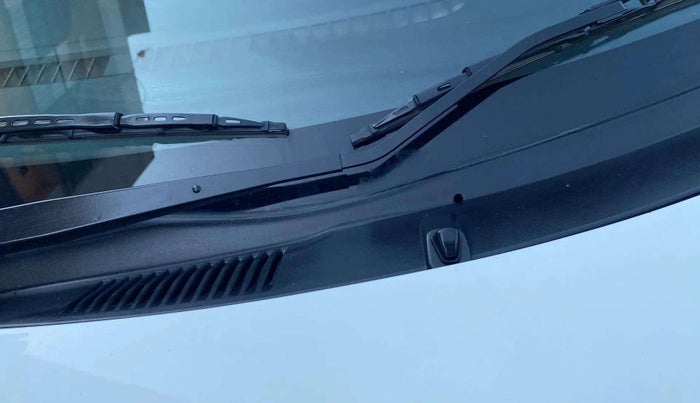2015 Maruti Wagon R Stingray VXI, Petrol, Manual, 31,742 km, Front windshield - Nozzle alignment