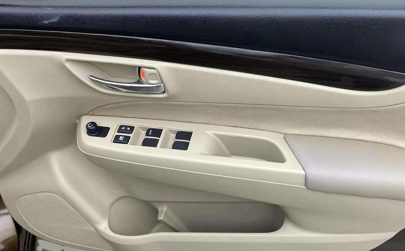 2017 Maruti Ciaz VXI (O), Petrol, Manual, 54,179 km, Driver Side Door Panels Control