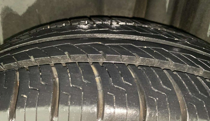 2017 Maruti Ciaz VXI (O), Petrol, Manual, 54,179 km, Left Rear Tyre Tread
