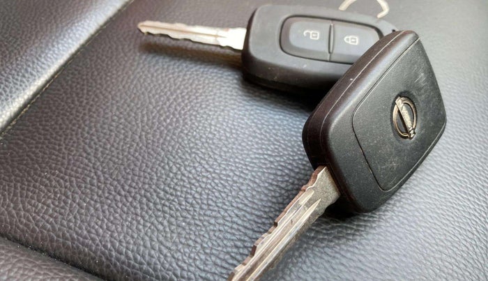 2023 Nissan MAGNITE XL, Petrol, Manual, 23,649 km, Key Close Up