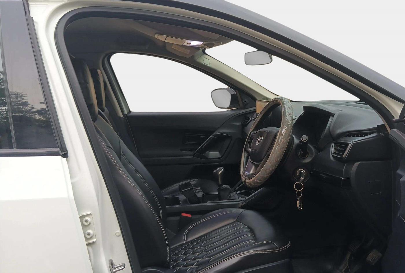 2021 Tata Harrier XE 2.0L KRYOTEC, Diesel, Manual, 1,09,863 km, Right Side Front Door Cabin