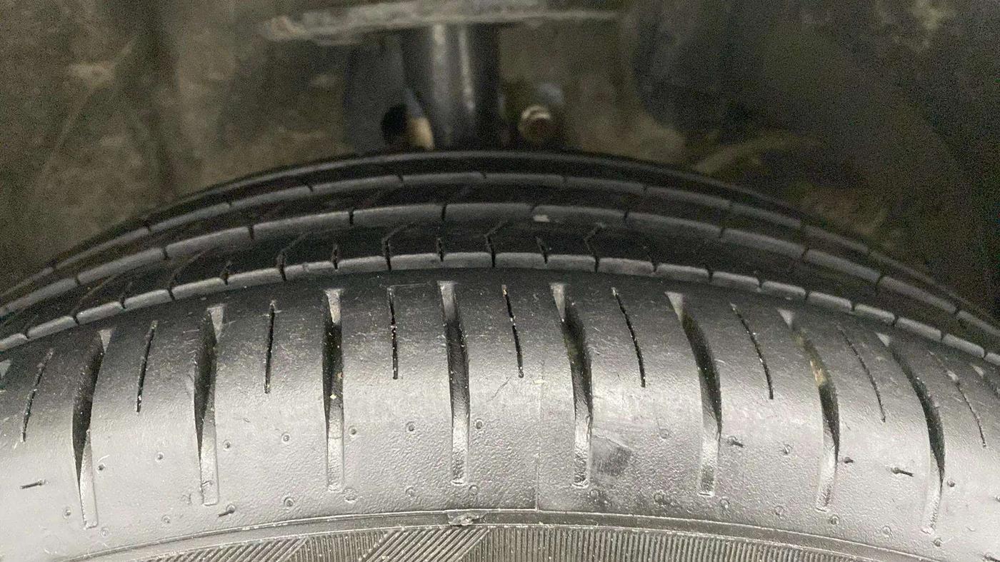 2021 Maruti Baleno ZETA PETROL 1.2, Petrol, Manual, 8,318 km, Right Front Tyre Tread