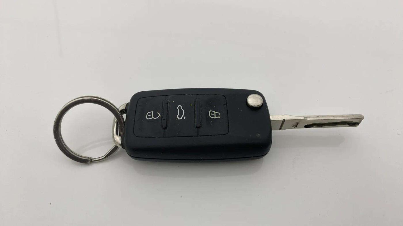 2018 Volkswagen Ameo HIGHLINE PLUS 1.0L 16 ALLOY, Petrol, Manual, 44,983 km, Key Close Up