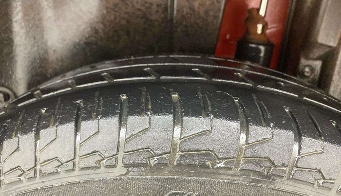 2013 Maruti Swift VXI, Petrol, Manual, 59,013 km, Left Rear Tyre Tread