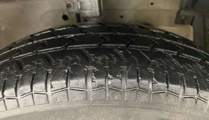 2015 Maruti Swift LXI, Petrol, Manual, 50,774 km, Right Front Tyre Tread