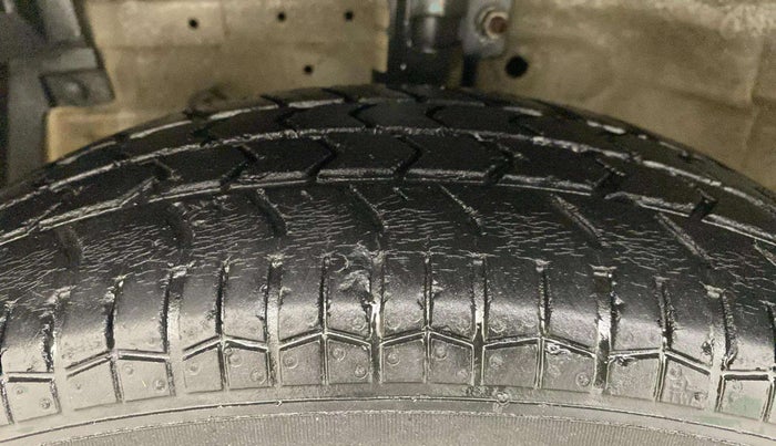 2015 Maruti Swift LXI, Petrol, Manual, 50,774 km, Left Front Tyre Tread