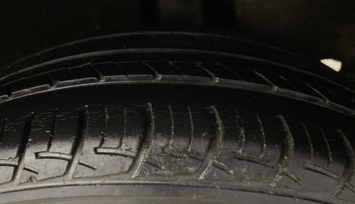 2015 Maruti Baleno DELTA PETROL 1.2, Petrol, Manual, 57,365 km, Left Rear Tyre Tread