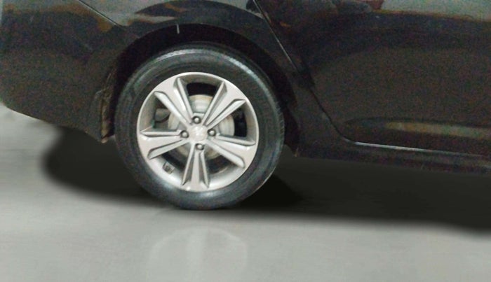 2018 Hyundai Verna 1.6 SX (O) CRDI MT, Diesel, Manual, 1,11,752 km, Right Rear Wheel