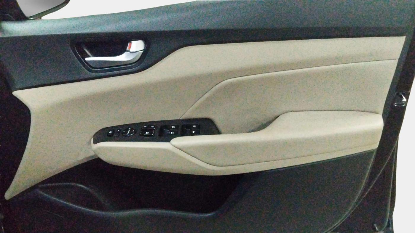 2018 Hyundai Verna 1.6 SX (O) CRDI MT, Diesel, Manual, 1,11,752 km, Driver Side Door Panels Control