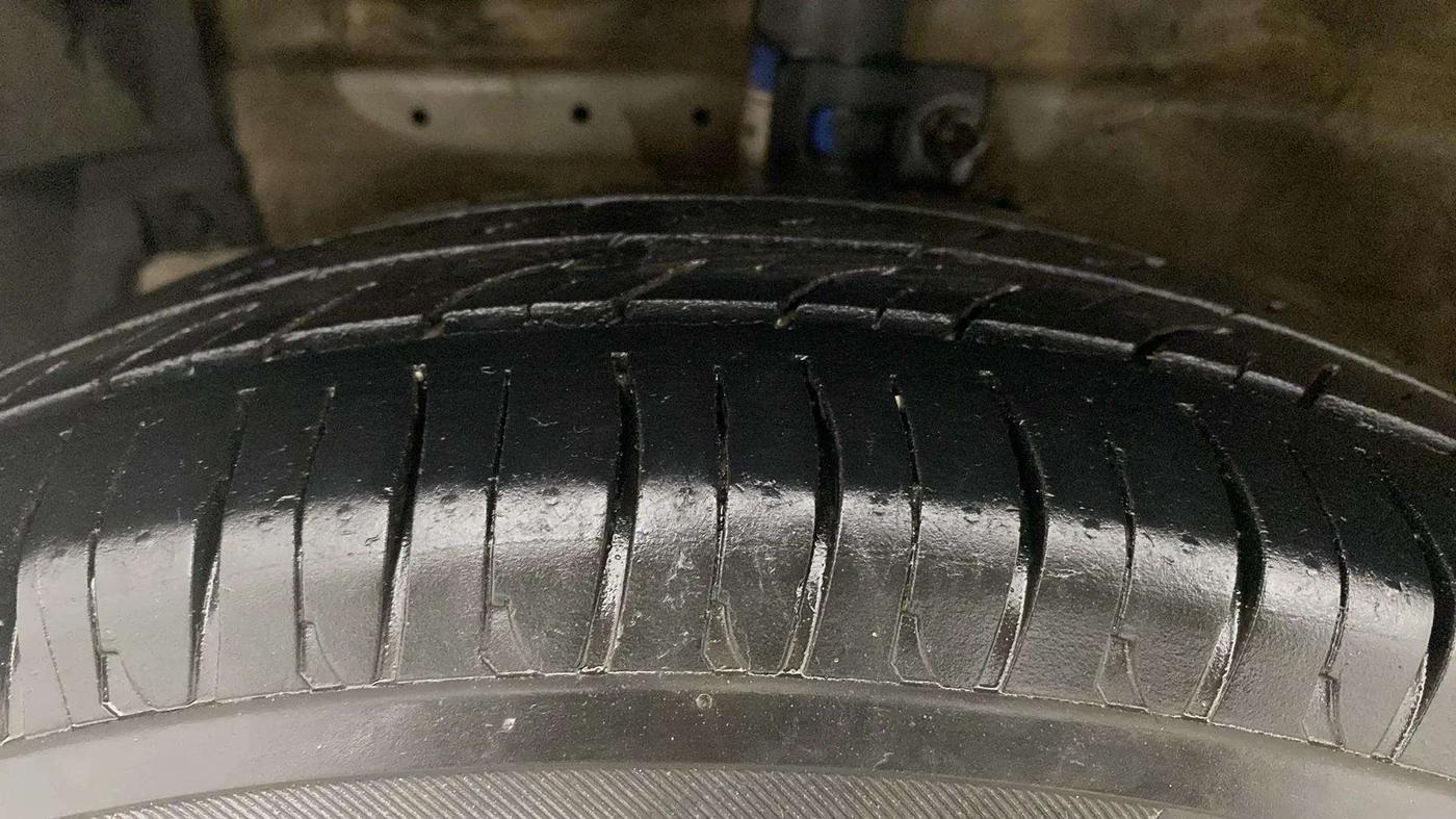 2017 Maruti Swift VXI, Petrol, Manual, 76,972 km, Left Front Tyre Tread