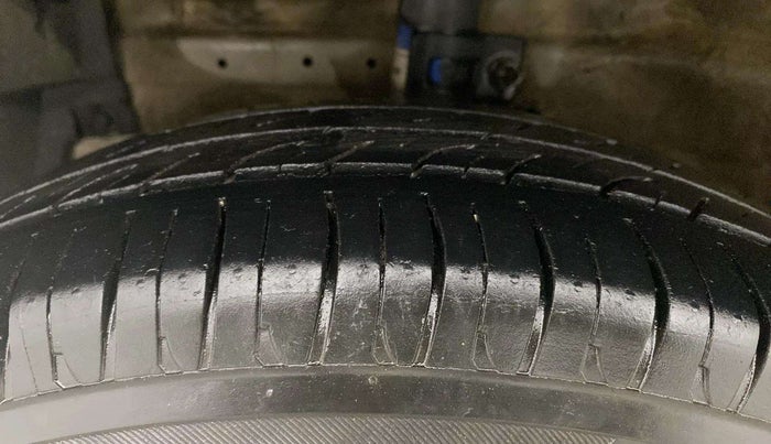 2017 Maruti Swift VXI, Petrol, Manual, 76,972 km, Left Front Tyre Tread