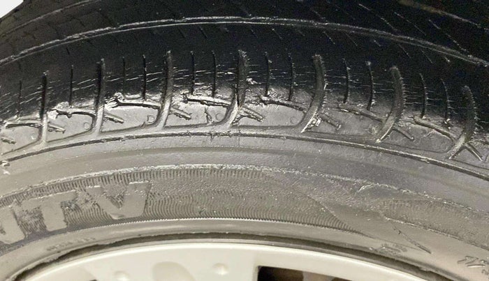 2013 Honda Brio S MT, Petrol, Manual, 34,218 km, Right Rear Tyre Tread