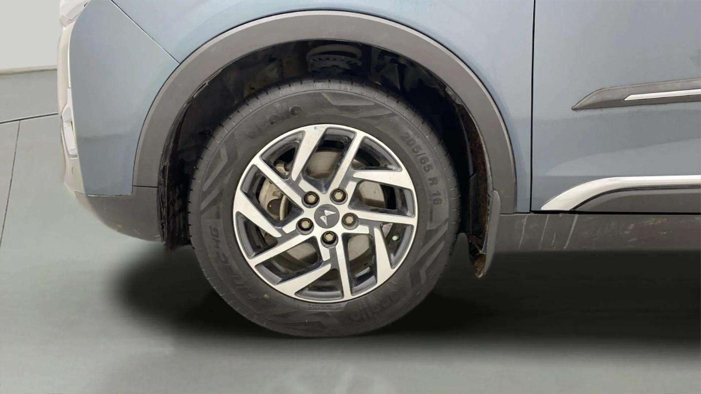2023 Mahindra XUV300 W8 (O) 1.5 DIESEL AMT DUAL TONE, Diesel, Automatic, 48,093 km, Left Front Wheel