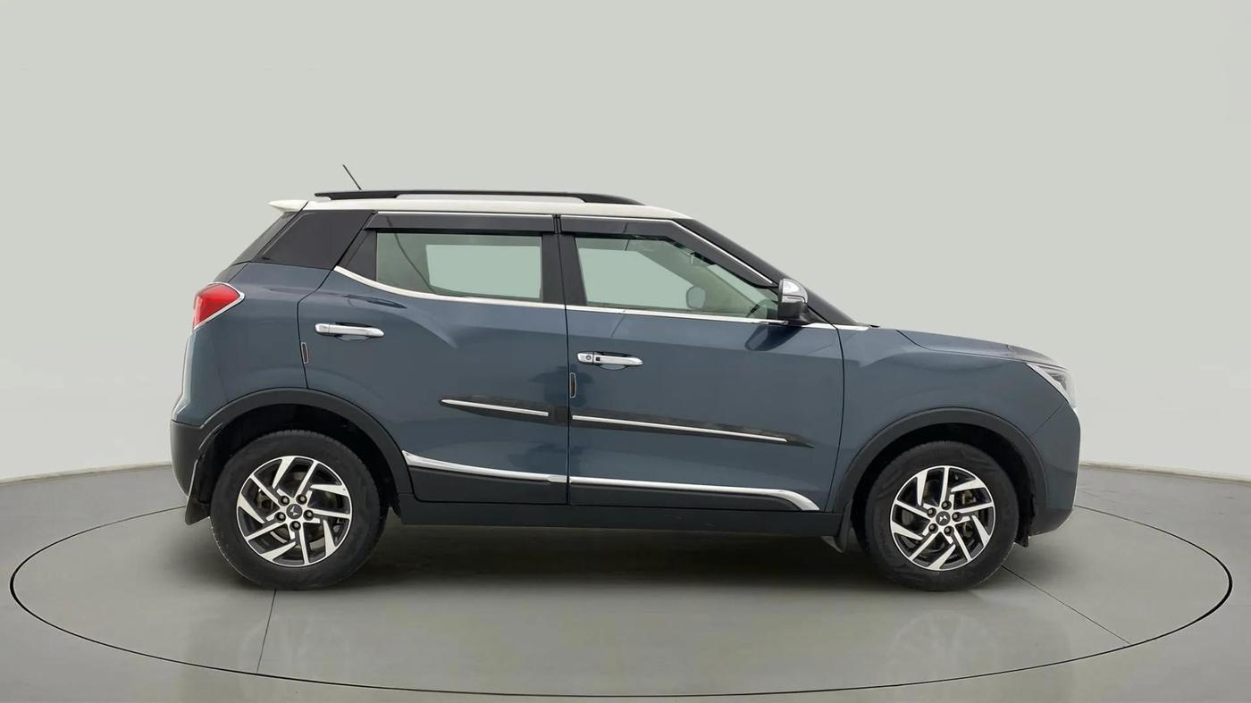 2023 Mahindra XUV300 W8 (O) 1.5 DIESEL AMT DUAL TONE, Diesel, Automatic, 48,093 km, Right Side View