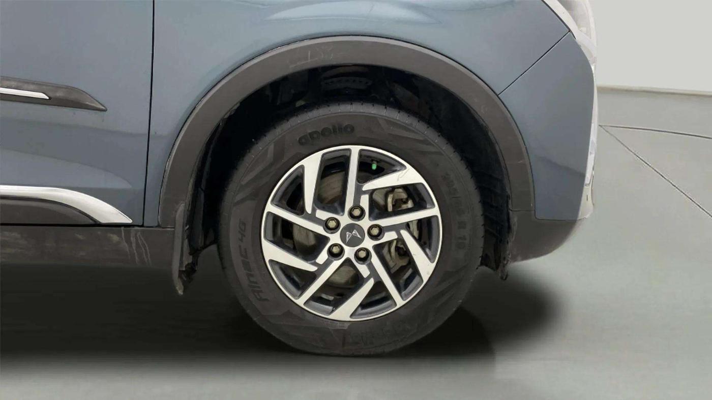 2023 Mahindra XUV300 W8 (O) 1.5 DIESEL AMT DUAL TONE, Diesel, Automatic, 48,093 km, Right Front Wheel