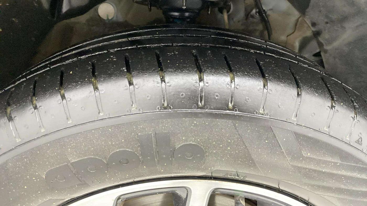 2023 Mahindra XUV300 W8 (O) 1.5 DIESEL AMT DUAL TONE, Diesel, Automatic, 48,093 km, Right Front Tyre Tread