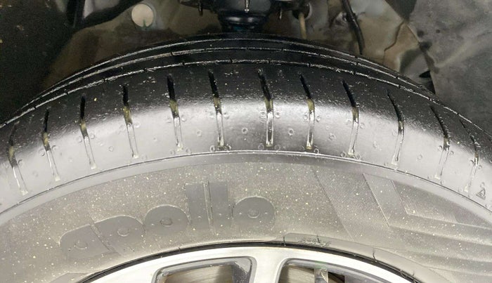 2023 Mahindra XUV300 W8 (O) 1.5 DIESEL AMT DUAL TONE, Diesel, Automatic, 47,979 km, Right Front Tyre Tread