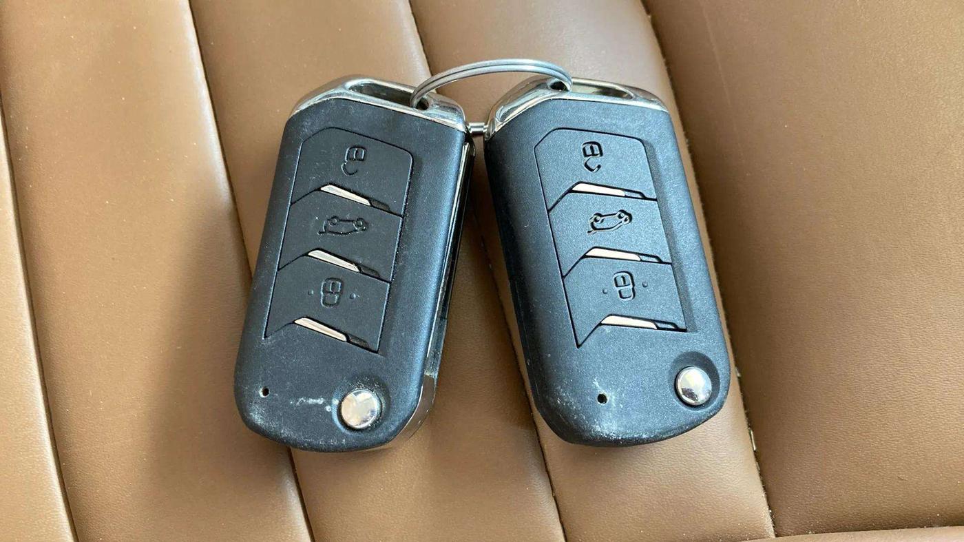 2023 Mahindra XUV300 W8 (O) 1.5 DIESEL AMT DUAL TONE, Diesel, Automatic, 48,093 km, Key Close Up