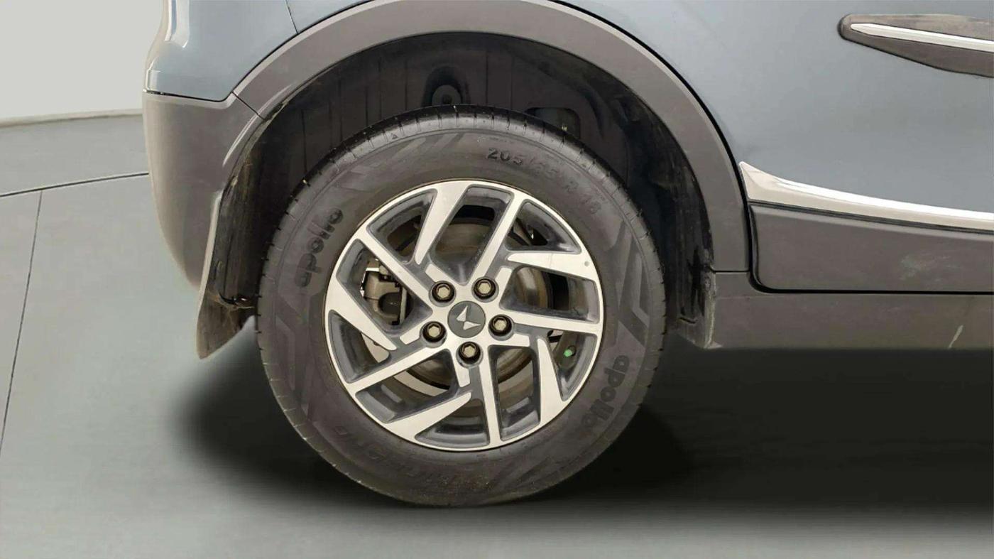 2023 Mahindra XUV300 W8 (O) 1.5 DIESEL AMT DUAL TONE, Diesel, Automatic, 48,093 km, Right Rear Wheel