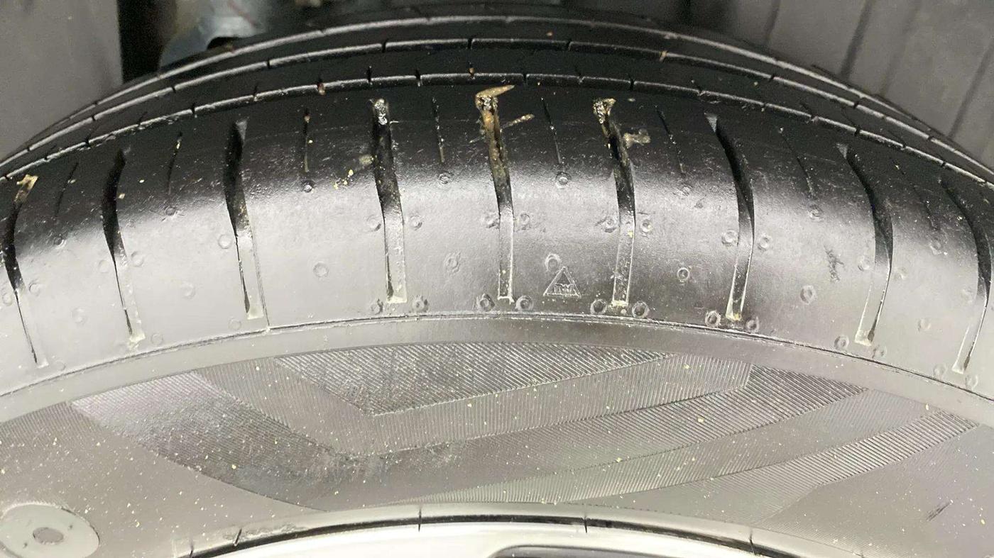 2023 Mahindra XUV300 W8 (O) 1.5 DIESEL AMT DUAL TONE, Diesel, Automatic, 48,093 km, Left Rear Tyre Tread