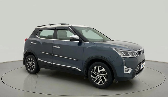 2023 Mahindra XUV300 W8 (O) 1.5 DIESEL AMT DUAL TONE, Diesel, Automatic, 47,979 km, Right Front Diagonal