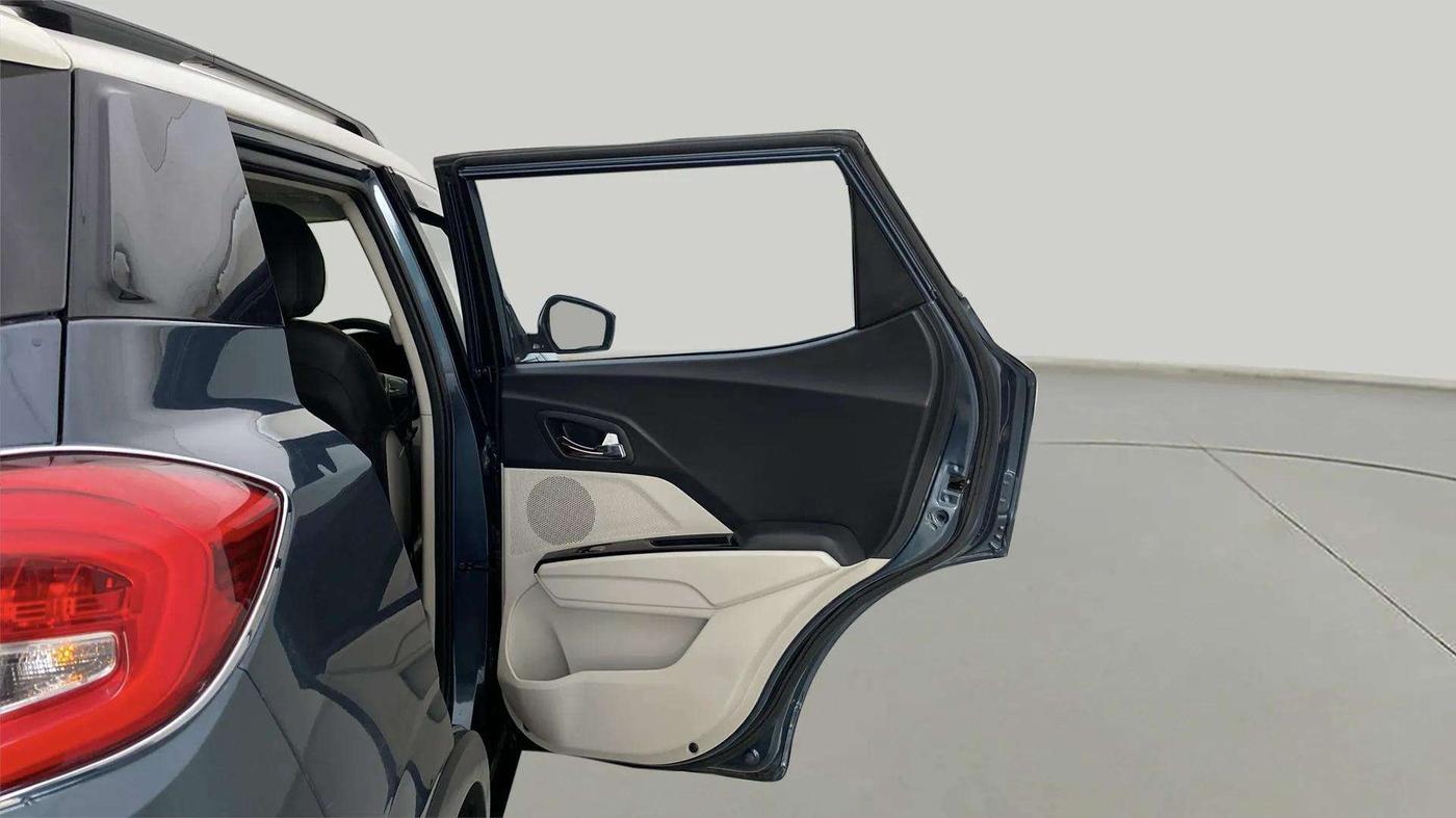 2023 Mahindra XUV300 W8 (O) 1.5 DIESEL AMT DUAL TONE, Diesel, Automatic, 48,093 km, RHS Rear Door