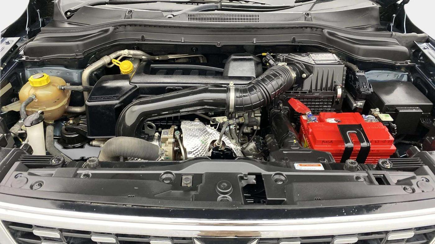 2023 Mahindra XUV300 W8 (O) 1.5 DIESEL AMT DUAL TONE, Diesel, Automatic, 48,093 km, Engine View