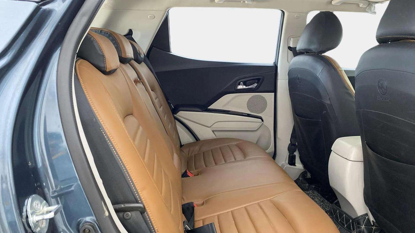 2023 Mahindra XUV300 W8 (O) 1.5 DIESEL AMT DUAL TONE, Diesel, Automatic, 48,093 km, Right Side Rear Door Cabin