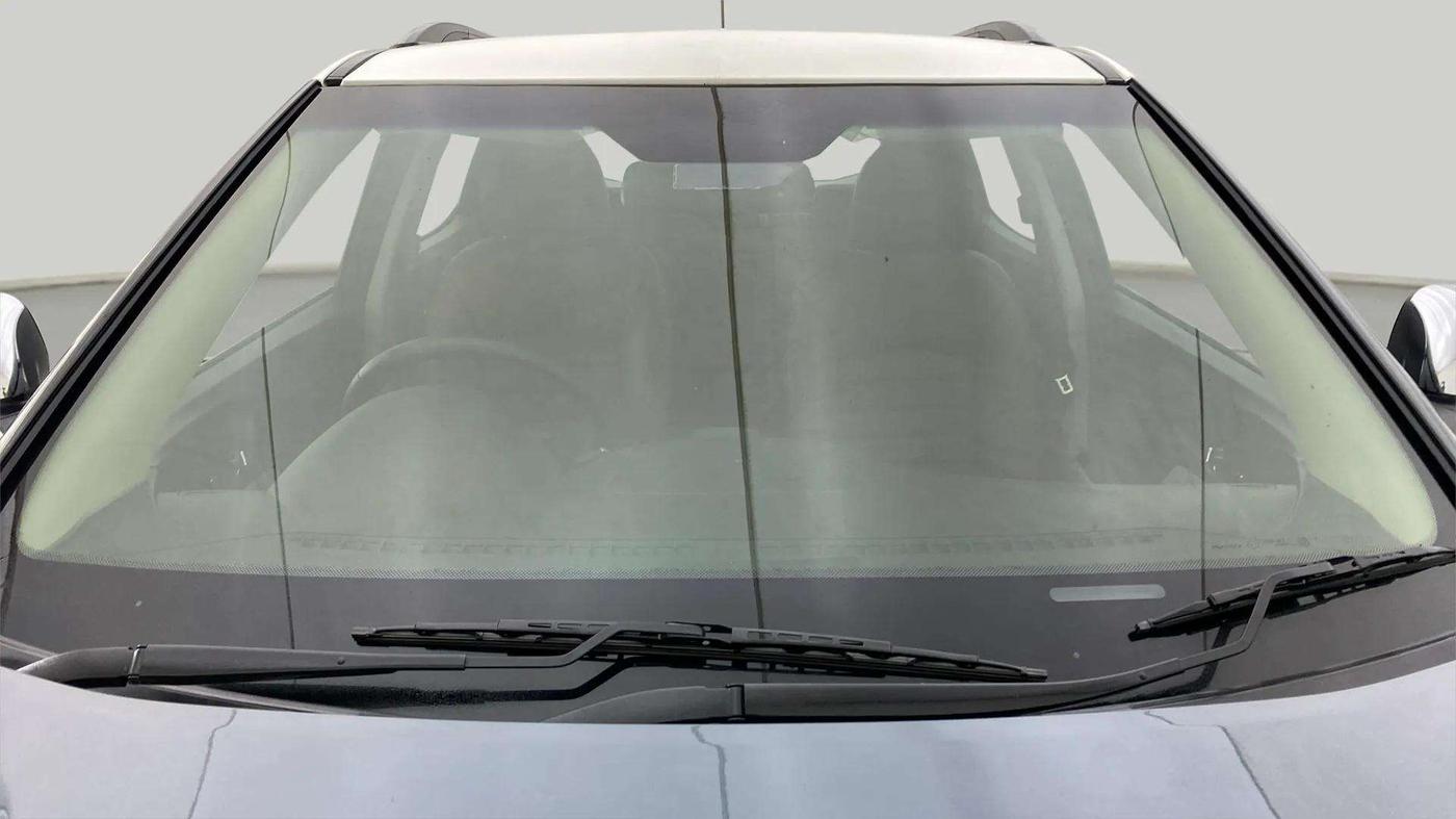 2023 Mahindra XUV300 W8 (O) 1.5 DIESEL AMT DUAL TONE, Diesel, Automatic, 48,093 km, Front Windshield