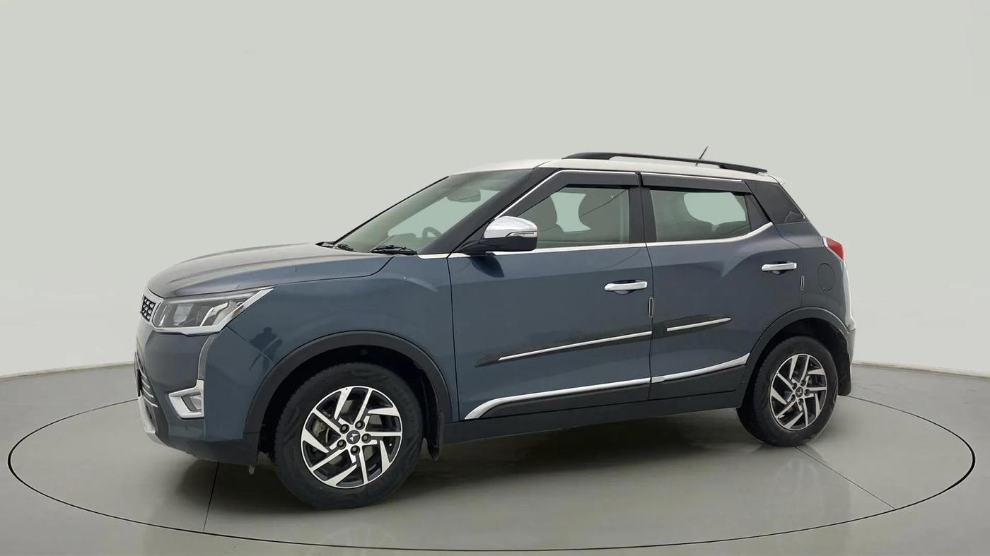 2023 Mahindra XUV300 W8 (O) 1.5 DIESEL AMT DUAL TONE, Diesel, Automatic, 48,093 km, Left Front Diagonal